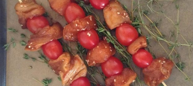 Куриные шашлычки, запеченные на подушке из тимьяна