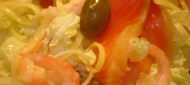 Салат из пекинской капусты с лососем и креветками