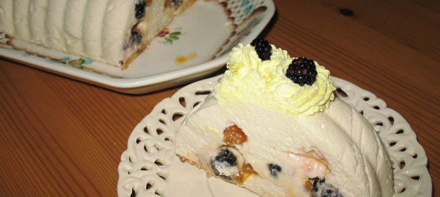 Сырно-творожный десерт с ежевикой и морошкой