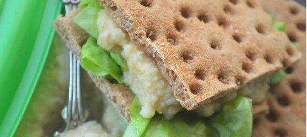 Паштет из нута с яблоками и хлебцами из отрубей