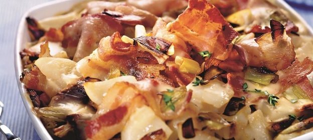 Картофельная запеканка с луком-пореем