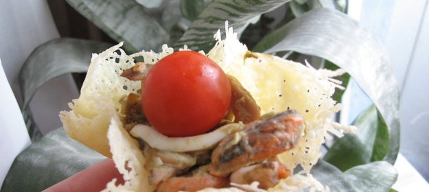 Сырные корзиночки с морским салатом