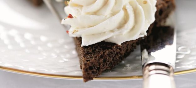 Мягкий сыр с тыквенными семечками на черном хлебе