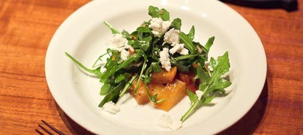 Салат из желтой свеклы с зернами граната и фетой