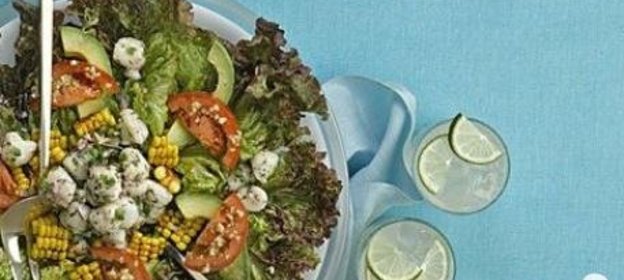 Салат с кукурузой, морскими гребешками и помидорами
