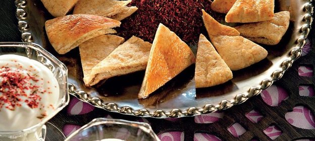 Дип из йогурта с оливковым маслом и смесью специй заатар