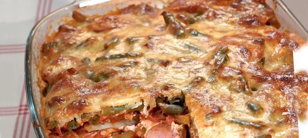 Овощная запеканка с сардельками