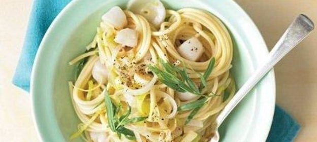 Спагетти с морскими гребешками и луком