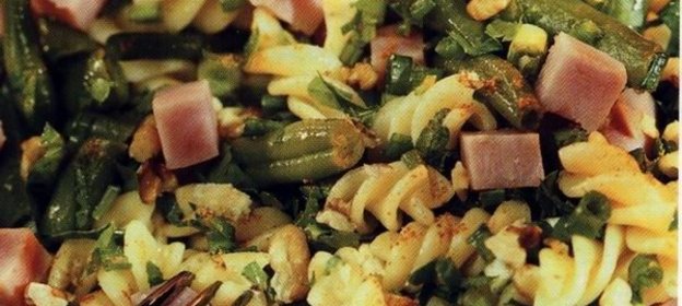 Салат из макарон и фасоли