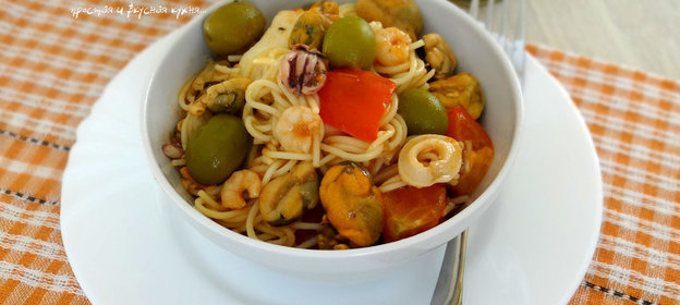 Паста с морским коктейлем, оливками и овощами