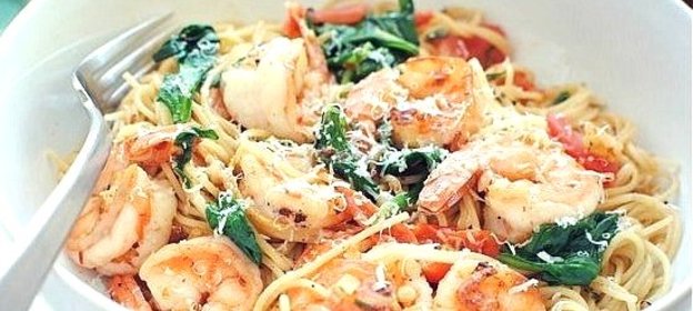 Паста с креветками и шпинатом под сливочно-чесночным соусом