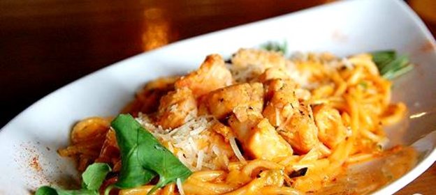 Спагетти с лососем и грибами