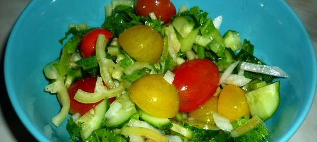 Летний салат с помидорами черри