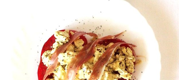 Яичница-болтунья с песто и прошутто