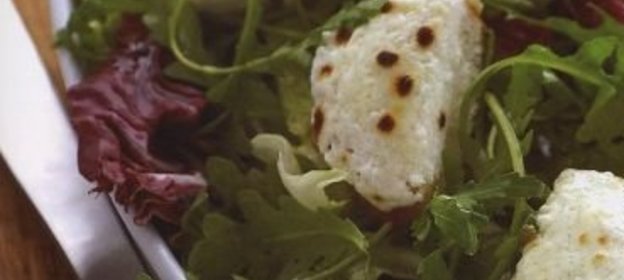 Салатные листья с жареным багетом