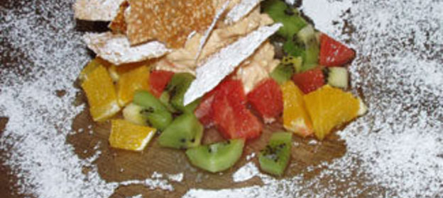 Фруктово-творожный десерт с кунжутным крокантом и ароматом Амаретто