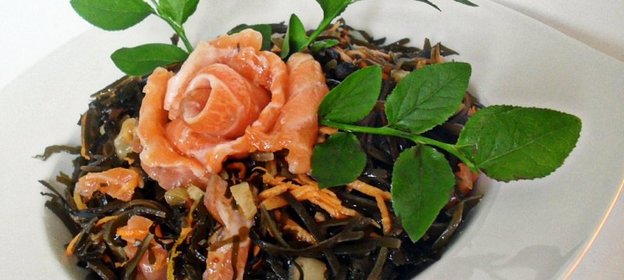 Салат из морской капусты с семгой