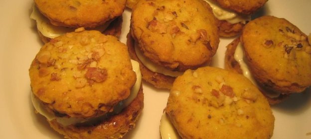 Сырное печенье карри с орешками и сендвичи из него
