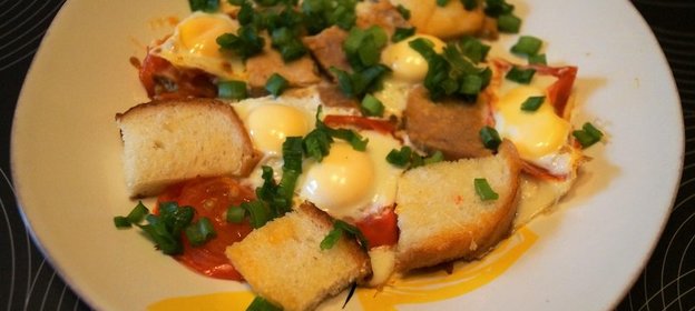 Яичница - глазунья с бужениной и батоном. Тест-драйв с ТМ Окраина