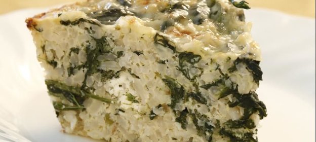 Запеканка из коричневого риса со шпинатом и фетой
