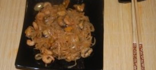 Рисовая лапша с мидиями и креветками