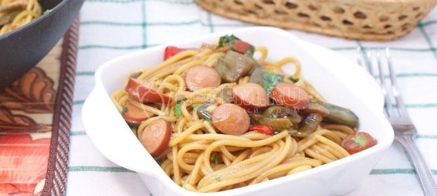 Спагетти с овощами и сосисками