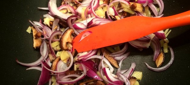 Черный рис с овощами в китайском стиле