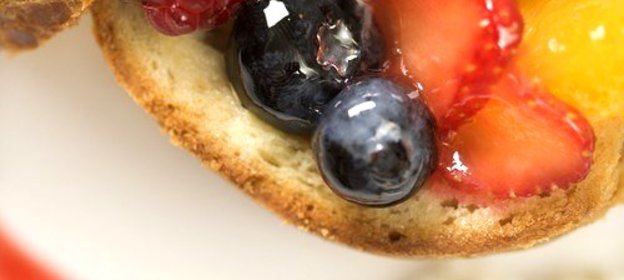 Ломтики белого хлеба с фруктами