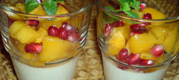 Сливочно-медовая панна котта с хурмой и зёрнами граната в меду