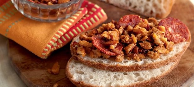 Мигас, жареный хлеб с беконом