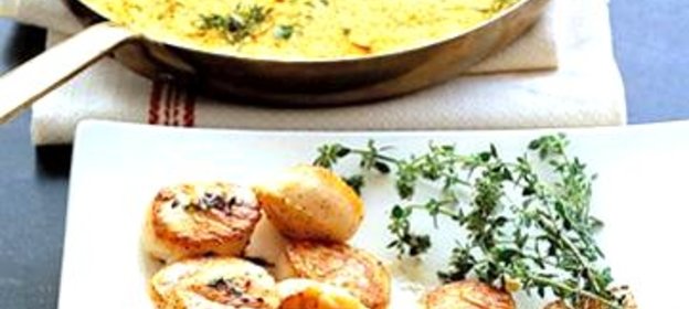 Морские гребешки с крупой и шафраном