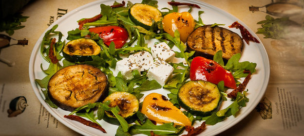 Салат с овощами-гриль