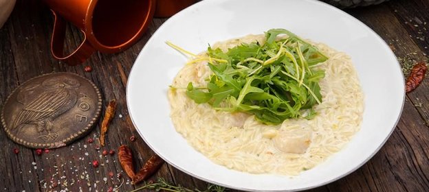 Крифарото Мэ Хтенья (греческие макароны с гребешками в сливочном соусе)