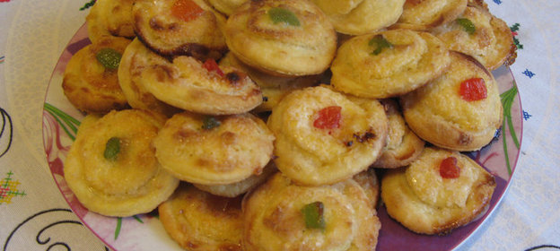 Теплый салат с рисом, кукурузой и креветками