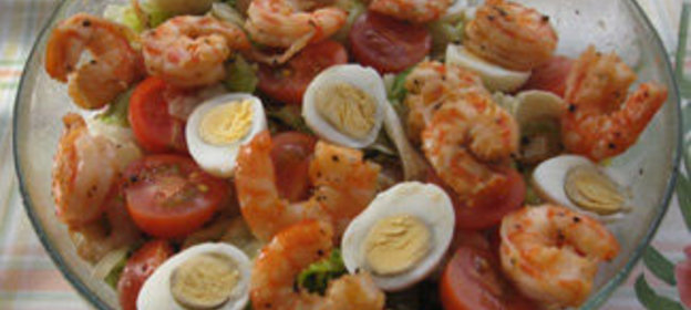 Салат с креветками и перепелиными яйцами