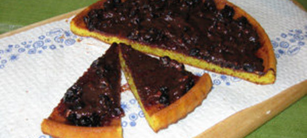 Шафрановый пирог с черной смородиной и шоколадной глазурью