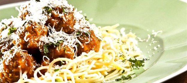 Мясные шарики с базиликом и спагетти