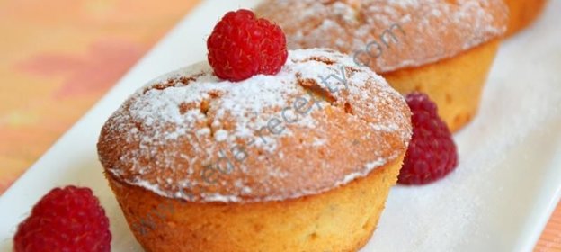 Кексы с малиной и фундуком