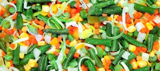 Салат из ячменя, кукурузы, зеленой фасоли и козьего сыра