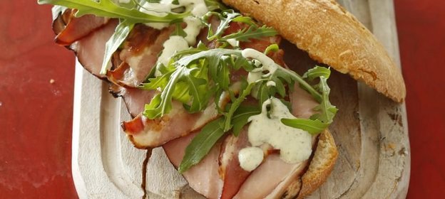 Багет с окороком и беконом