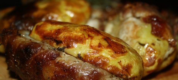 Картофель с беконом и сухой кавказской аджикой в фольге в углях