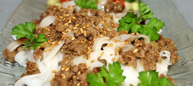 «Муравьи ползущие по ветвям» рисовая лапша с сочным фаршем