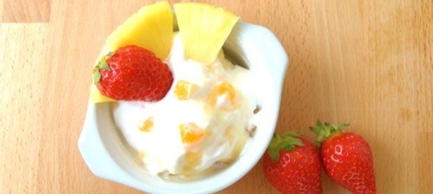 Десерт с ананасом, персиками и мятой