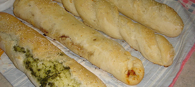 хлеб с соусом из кориандра и соусом из вяленных помидор