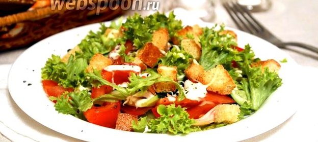 Салат с сухариками и куриным филе