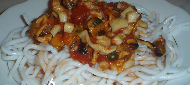 Морской коктейль в остром соусе