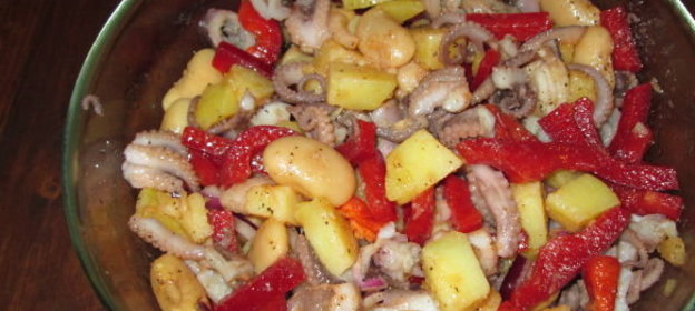 Овощной салат с осьминогом