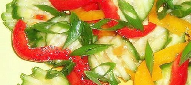 Салат из огурцов и перцев в азиатском стиле