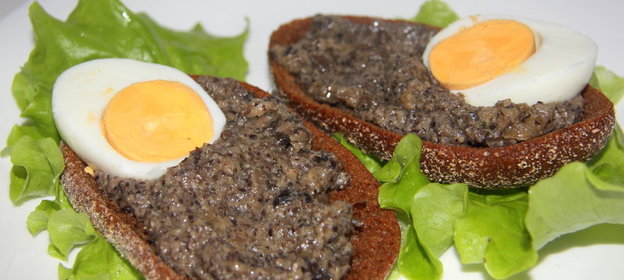 Грибная икра на тостах из ржаного хлеба, натертых чесноком