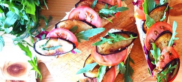 Багет с овощами, творожным сыром и рукколой